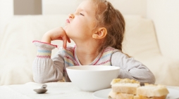 Нужно ли кормить ребенка насильно?