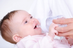 Стоит ли грудного ребенка поить водой?