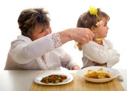 Нужно ли заставлять ребёнка кушать? Советы и маленькие хитрости.